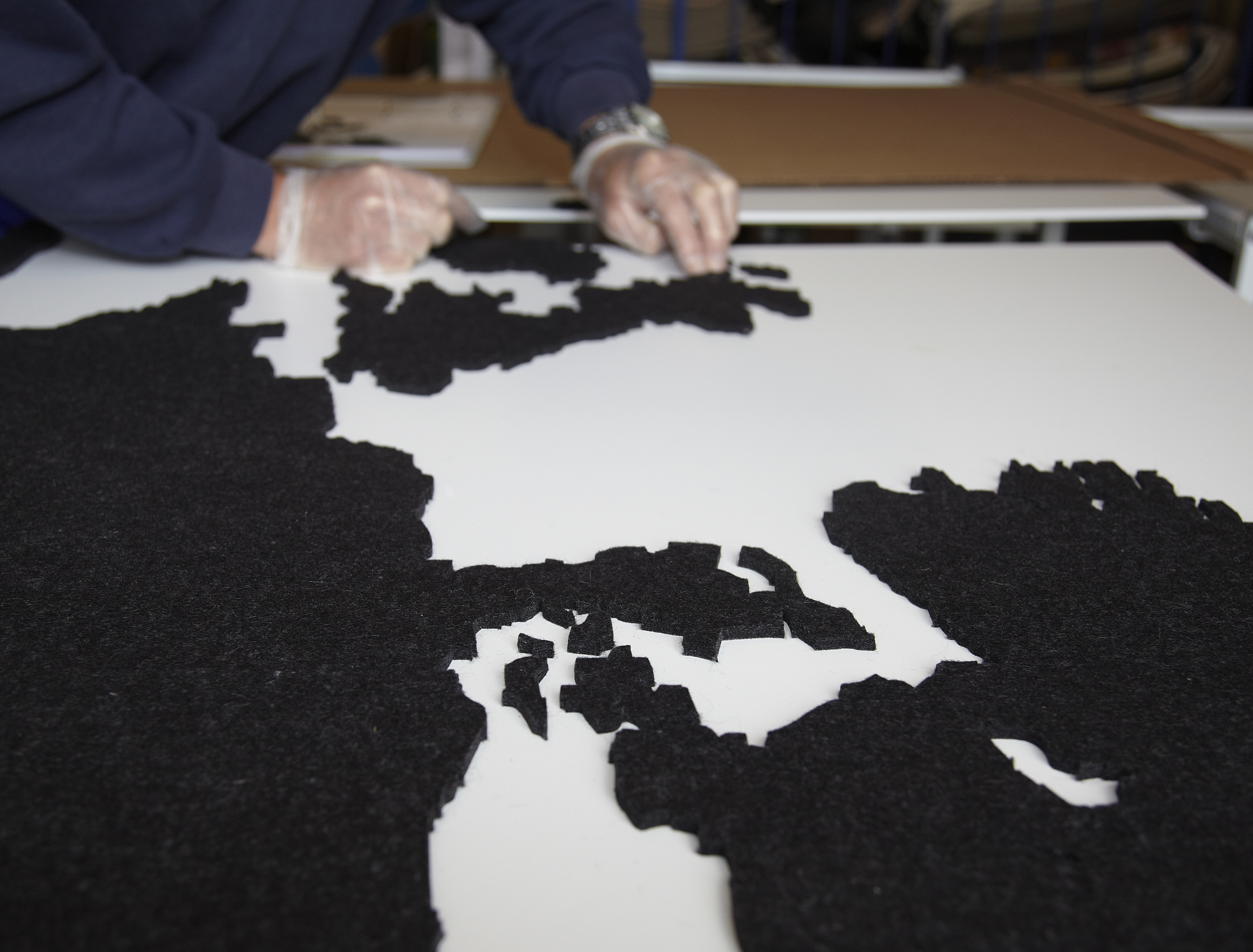 fraster, filt, opklæbning, akustik, uld filt, inspiration, design, indretning, filttavle, udsmykning, opklæbet filt, filt på væg, limet filt, vægfilt, filtfarve, dekoration